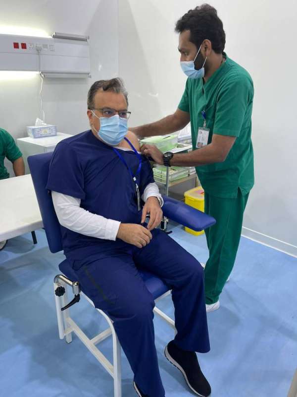 عضو اللجنة الاستشارية لكورونا د.خالد السعيد يتلقى اللقاح