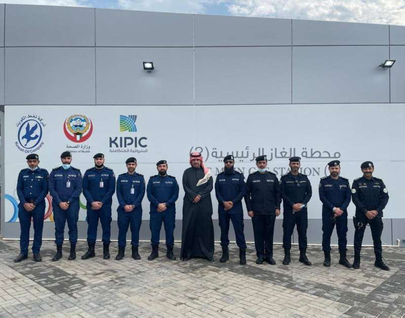 الوزير الصالح متوسطا قوة أمن حولي المكلفة تأمين موقع التطعيم 