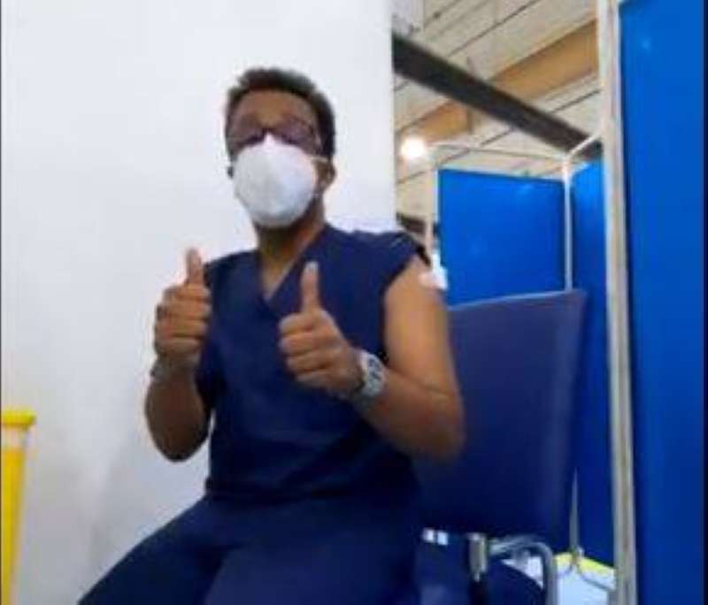 استشاري الباطنية د.فهد النجار يتلقى لقاح كورونا