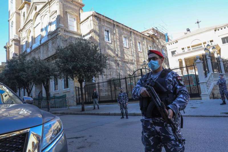 عناصر أمن لبنانيون في وسط بيروت خلال الأعياد (أ ف ب)