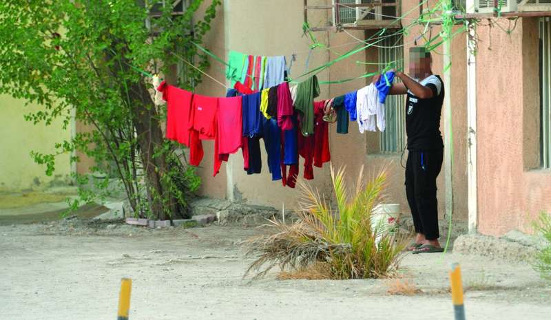 عازب ينشر ملابسه على الشارع العام