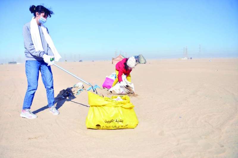 شابة وطفل شاركا في التنظيف