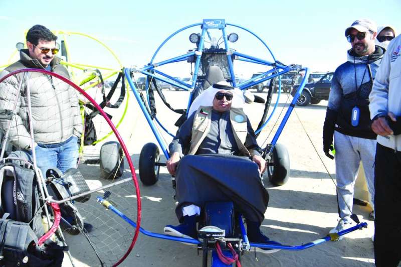 مشاركون في الحملة... ولحظات من الترفيه على طائرة شراعية