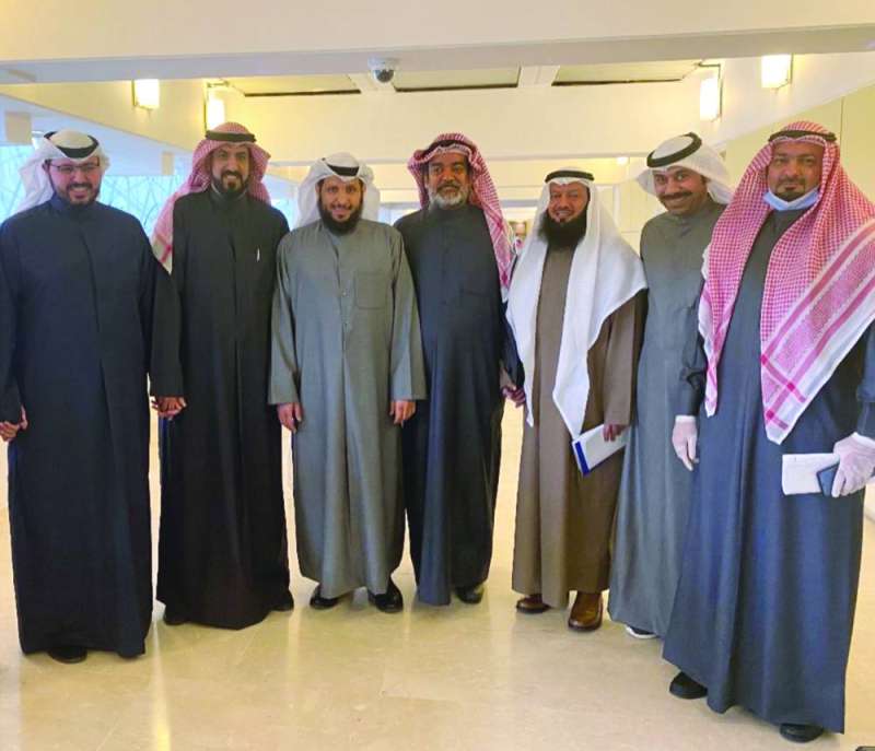 أعضاء اللجنة الإسكانية مع ممثلي اللجان التطوعية بعد الاجتماع