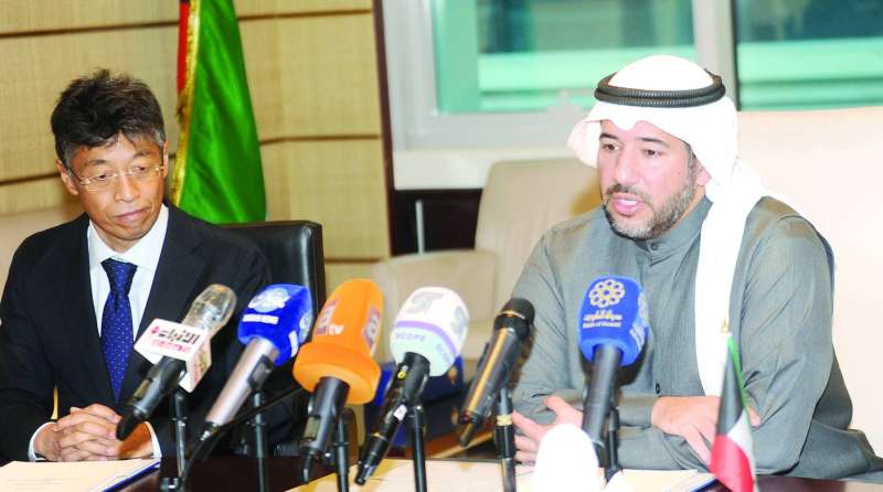 الأحمد وممثل الجانب الياباني في المؤتمر الصحافي للإعلان عن الاتفاقية	 (تصوير سعود سالم)