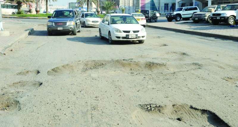 حفر عميقة تمتلئ بها شوارع خيطان	 (تصوير سعود سالم)