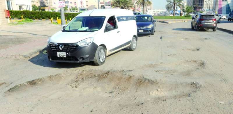 سيارة تحاول تفادي الحفر العميقة