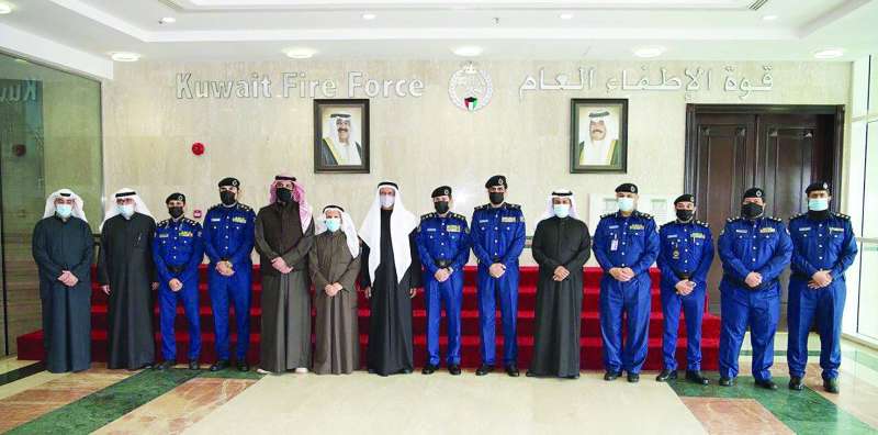 قياديو الإطفاء والمكاتب في لقطةجماعية