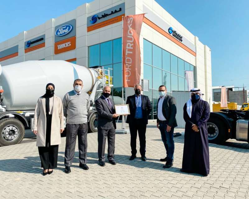 تسليم الجائزة لفريق عمل «فورد الغانم»