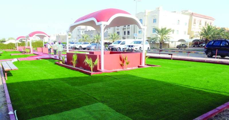 استراحات ومقاعد ومرج أخضر