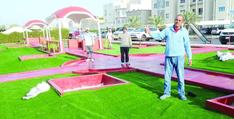 العمال يعطون شارة الانتهاء من العمل