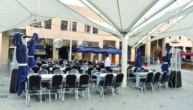 المقاهي خاوية من روادها