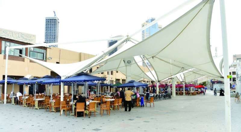 مطعم في المباركية بحضور متواضع قياساً بالأعوام السابقة	 (تصوير نايف العقلة)