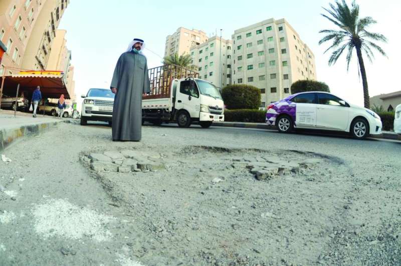 حماد يعاين حفرة وسط الشارع (تصوير نايف العقلة)