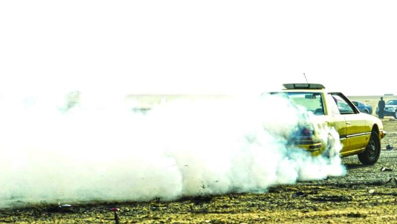 دخان كثيف من سيارة أحد المشاركين