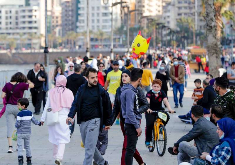 لبنانيون يتنزهون على شاطئ البحر في بيروت فيما المستشفيات غارقة في حالات الإصابة بالفيروس 