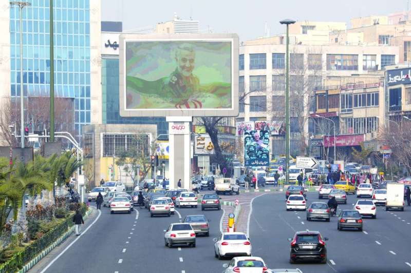 صورة لسليماني على شاشة عملاقة في أحد شوارع طهران (رويترز)