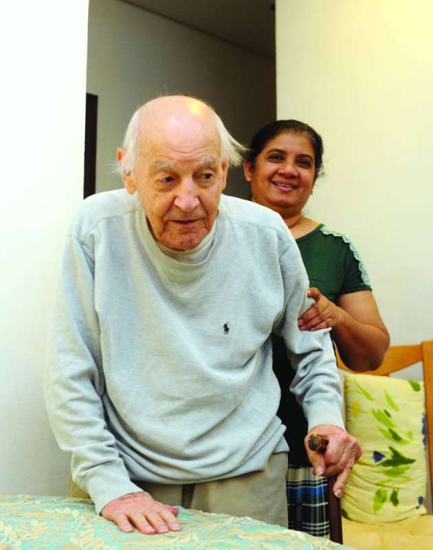 إحدى العاملتين المنزليتين تساعد شهاب في تحركه