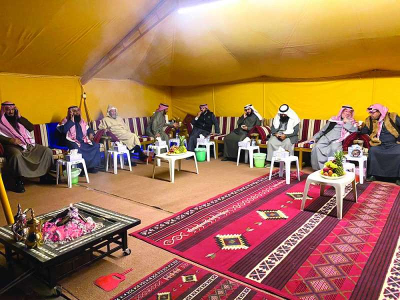 أحاديث بين المجتمعين