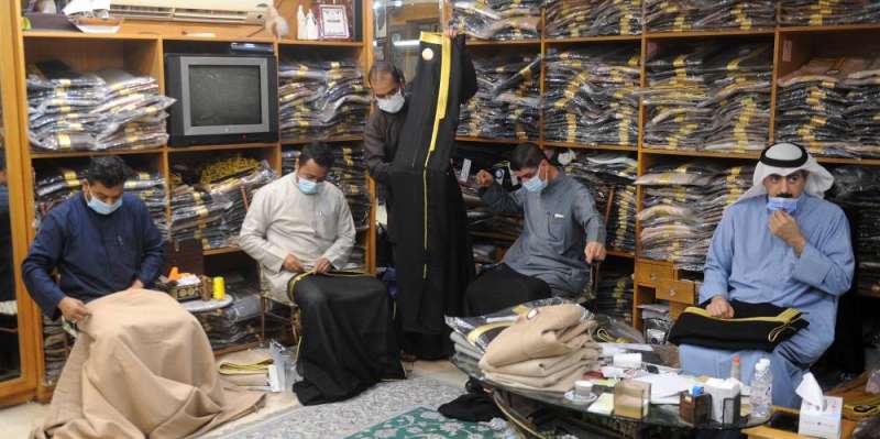 حسين المسلم خلال إشرافه على صناعة البشوت