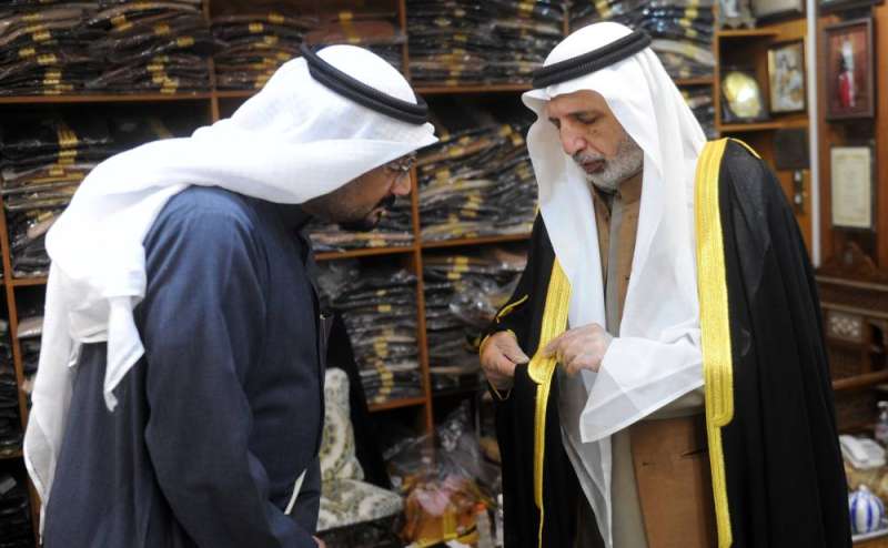 فهد البغلي يشرح للزميل ناصر الفرحان أنواع الزري ودقة صناعته