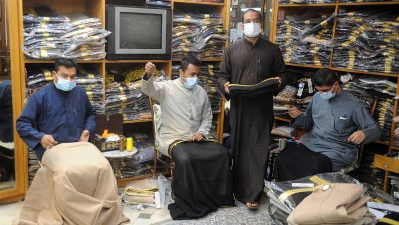 دقة وإحكام في صناعة البشوت