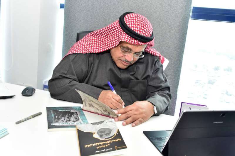 الديين يوقع على إصداراته