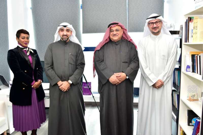 الديين وأسرة «قرطاس» من اليمين علي العوضي ودلي العنزي وعنود الفرج