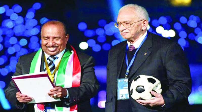 ... ويستمع لكلمات «شيخ المعلّقين» خالد الحربان خلال تكريمه في «خليجي 23»