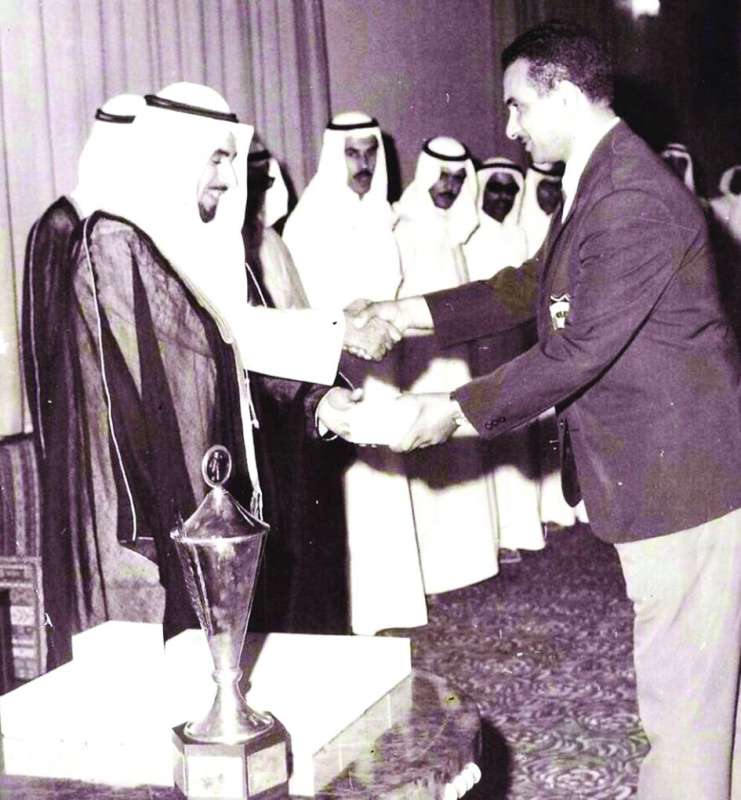 الطوخي مكرَّماً من الشيخ جابر الأحمد بعد الفوز بكأس الخليج الأولى