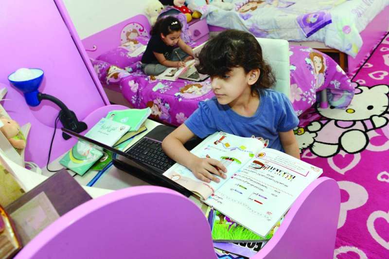 تلميذتان تتابعان دروسهما عن بعد في المنزل 	(تصوير نايف العقلة)