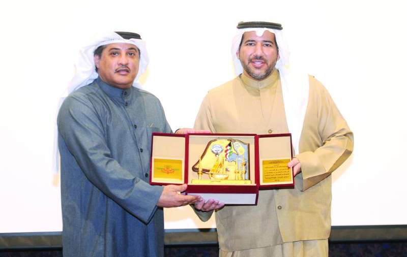 الجلاوي مكرماً عبدالله الأحمد	 (تصوير سعود سالم)