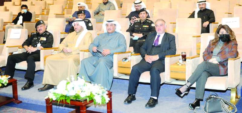 مدير الجمارك متوسطاً ممثلي الجهات المكرمة