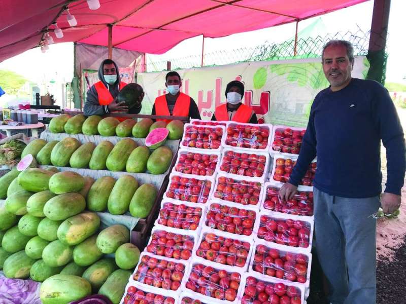 معرض لبيع الخضار والثمار