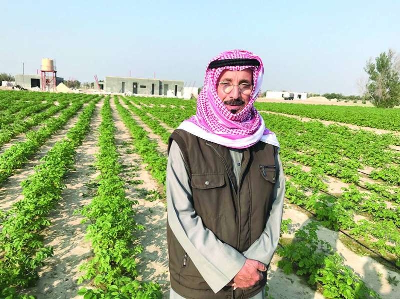 سعود البغيلي وسط مزرعته في العبدلي