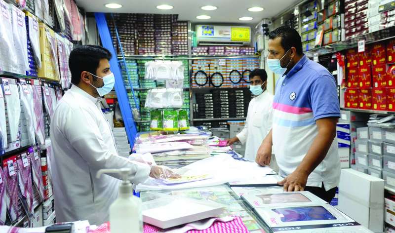 الزميل علي العلاس متحدثاً مع أحد الباعة