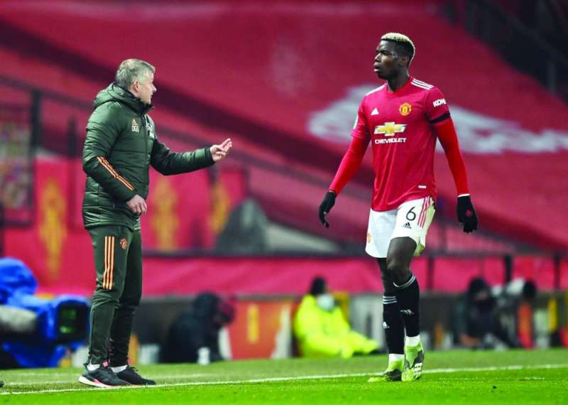 سولسكاير موجهاً بوغبا خلال المباراة مع مانشستر سيتي (رويترز)