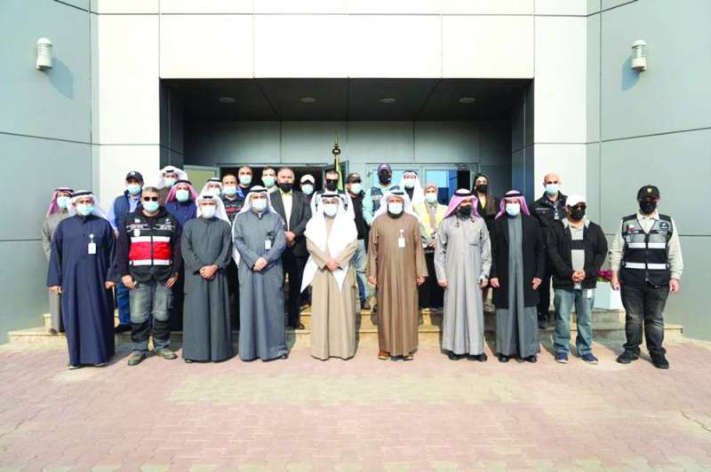 الوزير متوسطاً قياديي «الكهرباء» وعدداً من موظفي محطة الزور الجنوبية