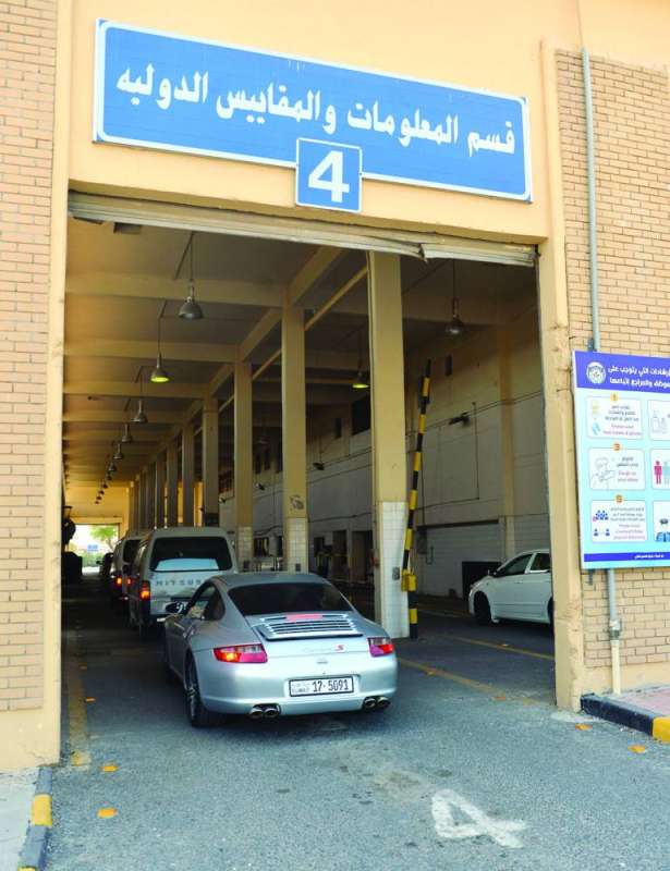 سيارات تنتظر الفحص الفني 