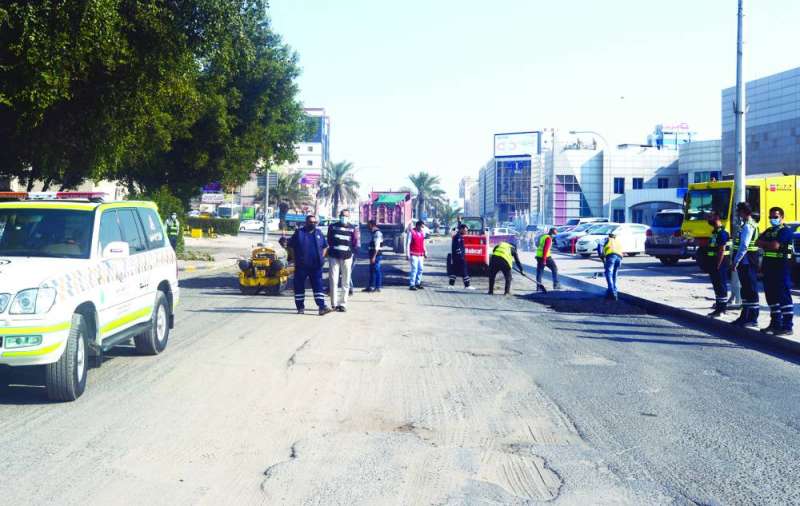 جانب من انطلاق ورشة صيانة الطرق في خيطان	 (تصوير أسعد عبدالله)