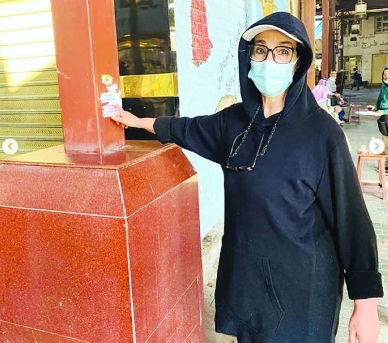 أمثال الأحمد مشيرة إلى إعلانات لاصقة مخالفة