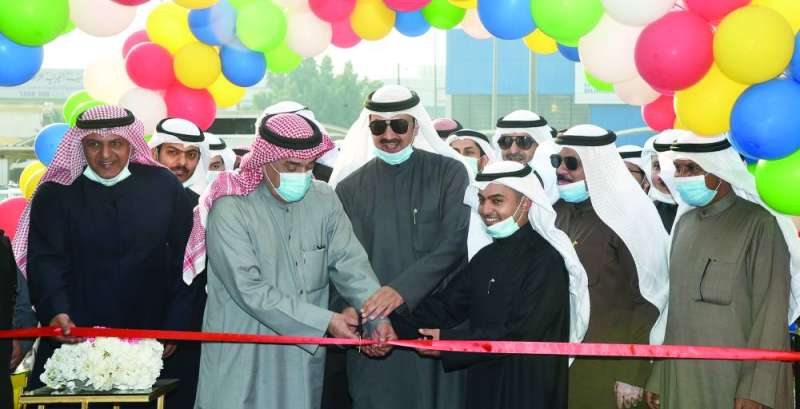 محمد اليوسف يقص شريط افتتاح شبرة الرقة 	(تصوير سعود سالم)