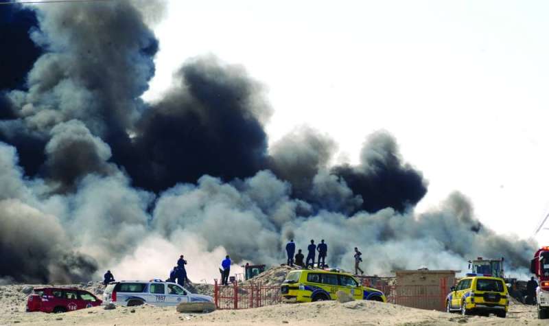 مركبات الداخلية والإطفاء في موقع الحريق