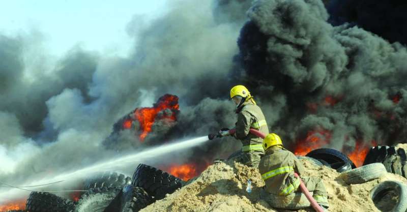 اثنان من رجال الإطفاء على خط النار