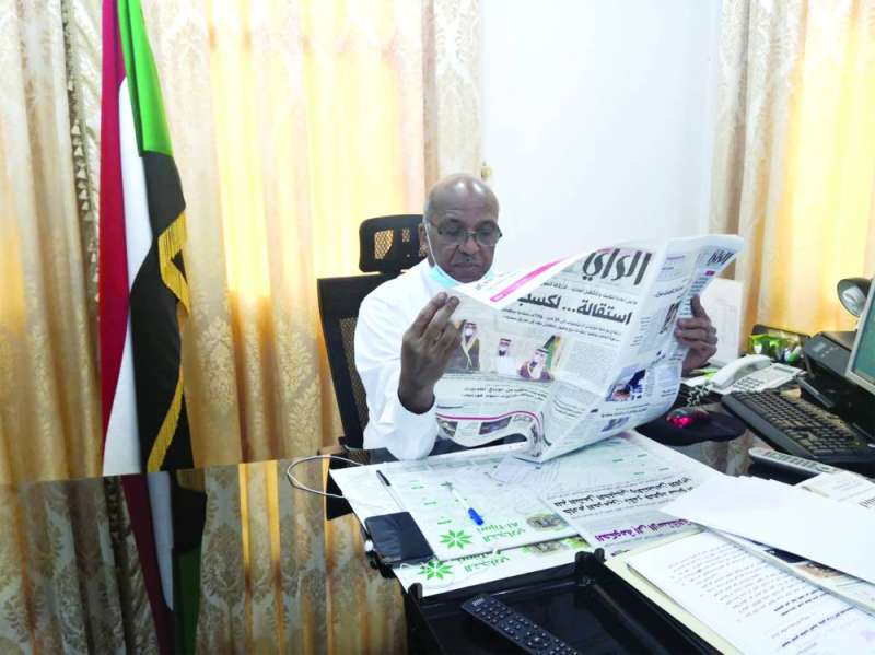 السفير السوداني متصفحاً «الراي»