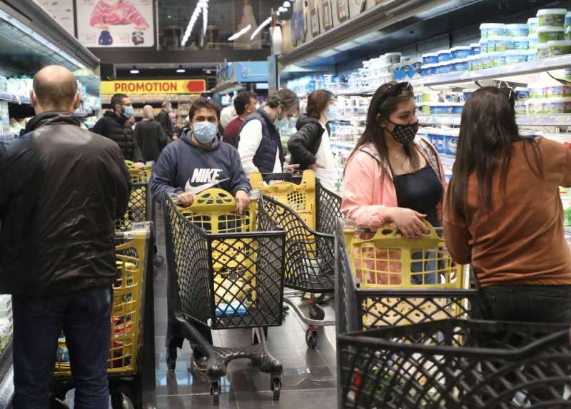 هاجس التموين يسيطر على اللبنانيين (رويترز)