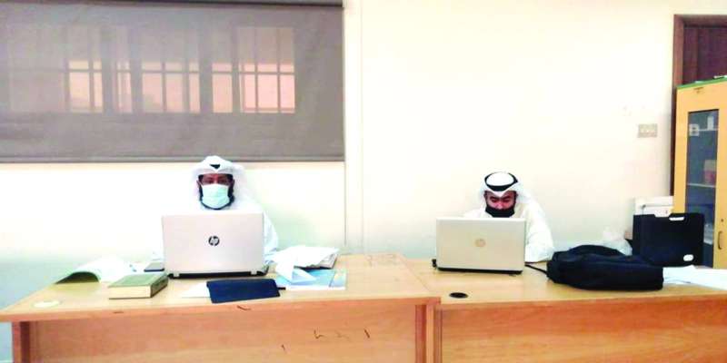 معلمان أثناء الدراسة عن بُعد