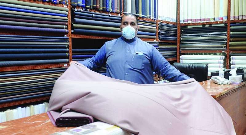 جاسم أميري يعرض بضاعته