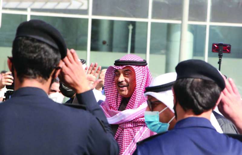 الخالد لدى وصوله إلى مركز الكويت للتطعيم