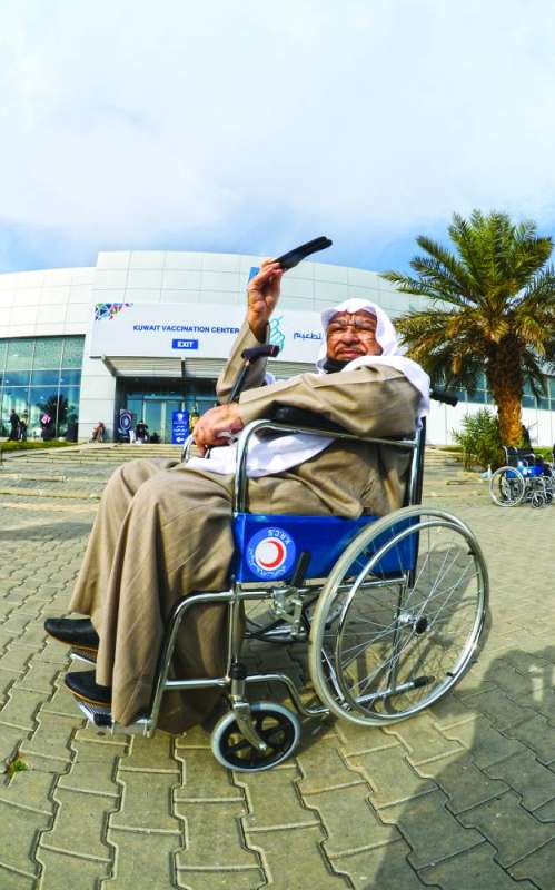 عادل بهبهاني يرفع عقاله تحية لرجال وزارة الصحة بعد تلقي التطعيم